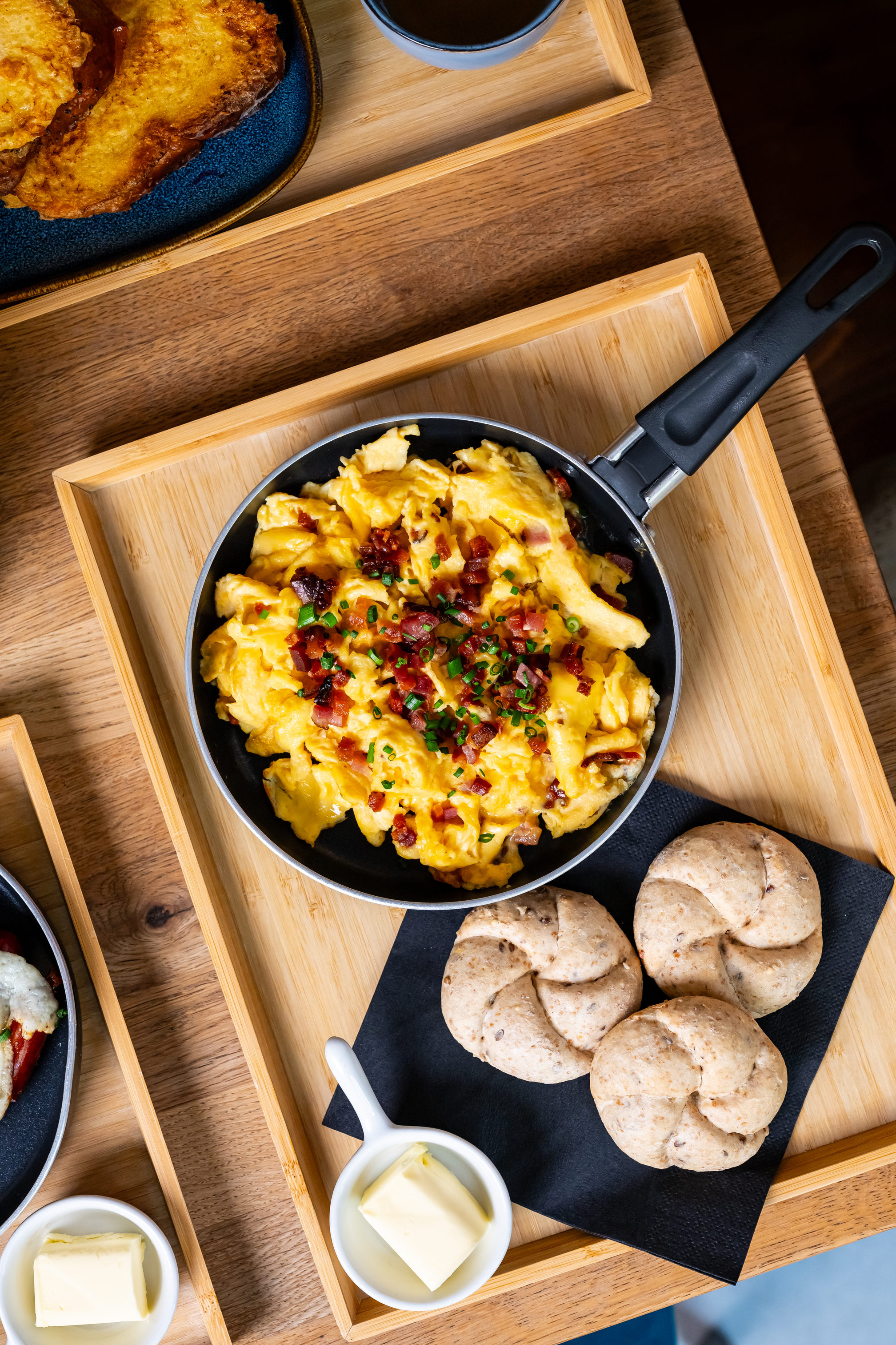 Scrambled eggs Bacon, Chives and Bread